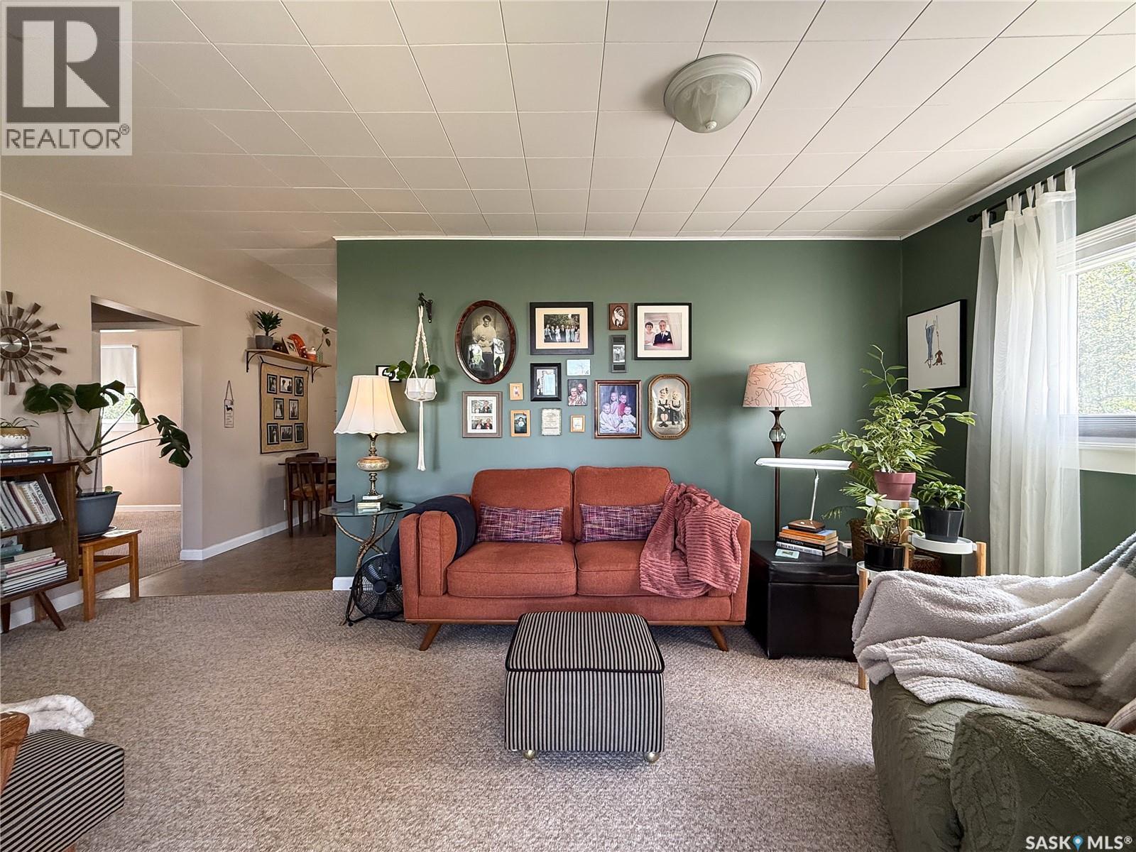 114 1St Street W, Frontier, SK - Indoor Photo Showing Living Room