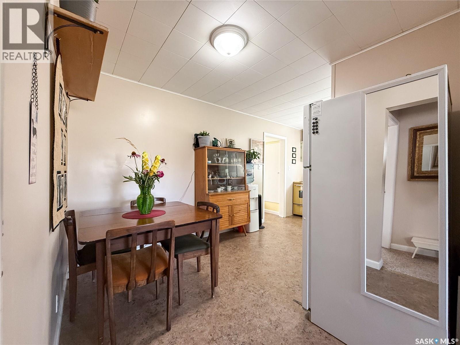 114 1St Street W, Frontier, SK - Indoor Photo Showing Dining Room