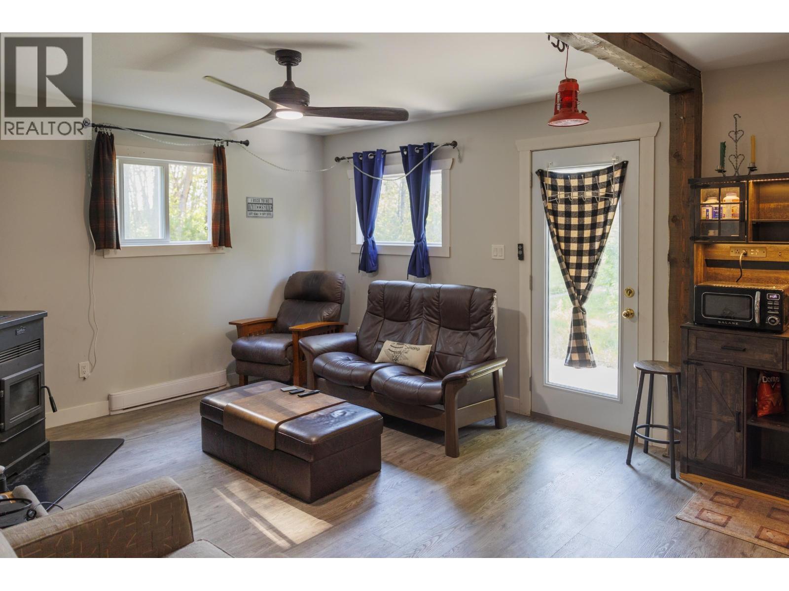 1890 Mountain View Road, Mcbride, BC - Indoor Photo Showing Living Room With Fireplace