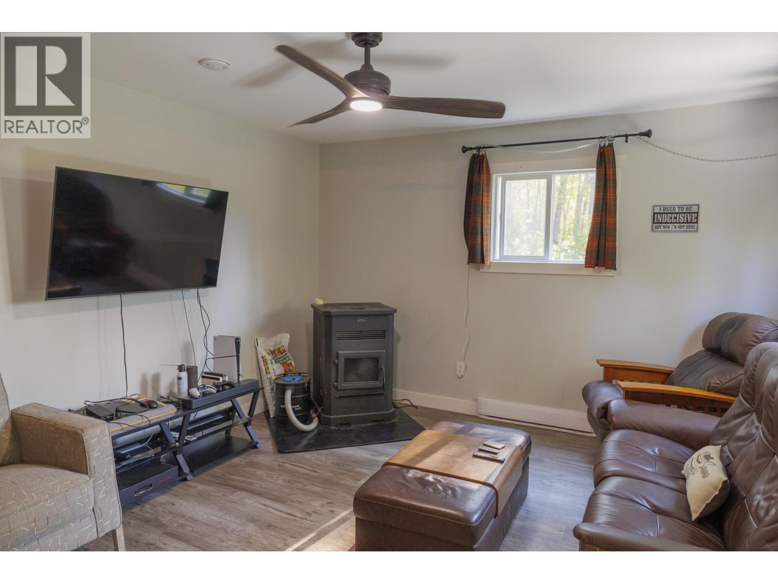 1890 Mountain View Road, Mcbride, BC - Indoor Photo Showing Living Room