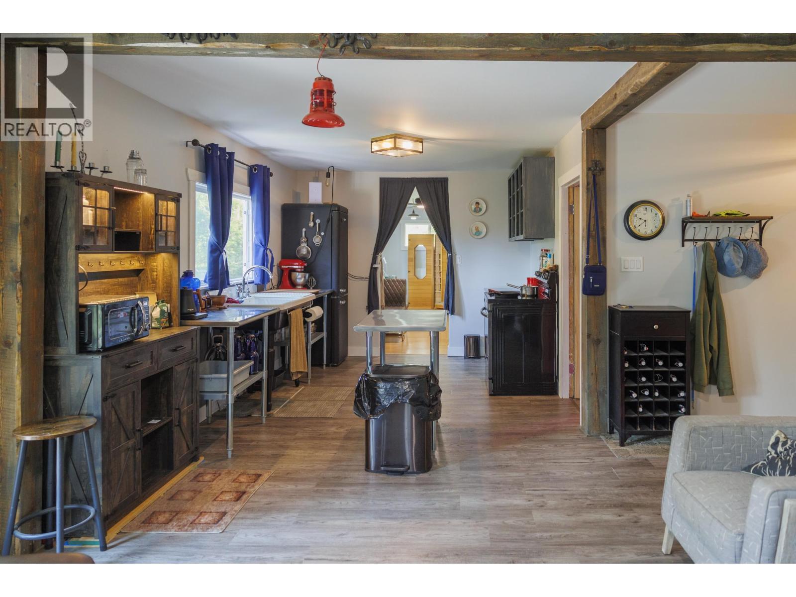 1890 Mountain View Road, Mcbride, BC - Indoor Photo Showing Living Room