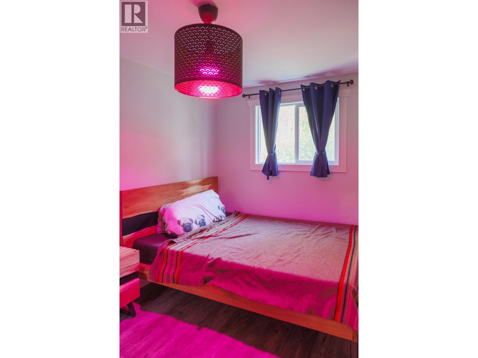 1890 Mountain View Road, Mcbride, BC - Indoor Photo Showing Bedroom