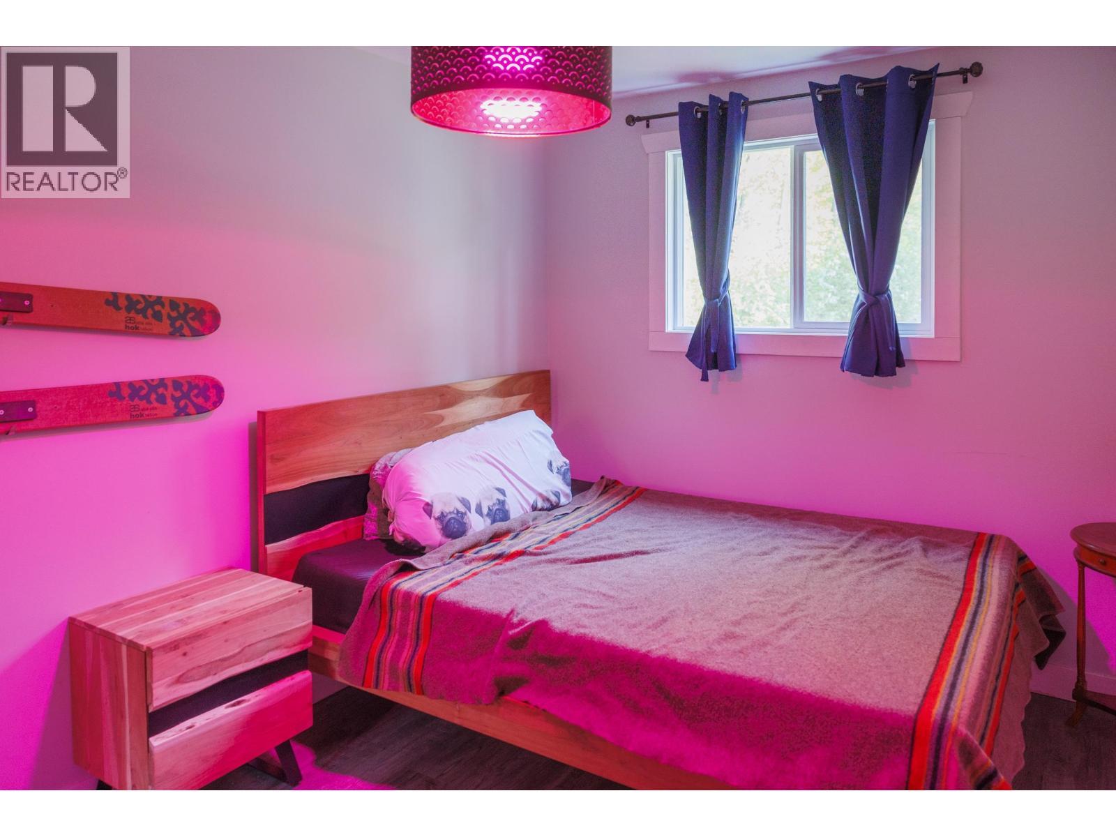 1890 Mountain View Road, Mcbride, BC - Indoor Photo Showing Bedroom