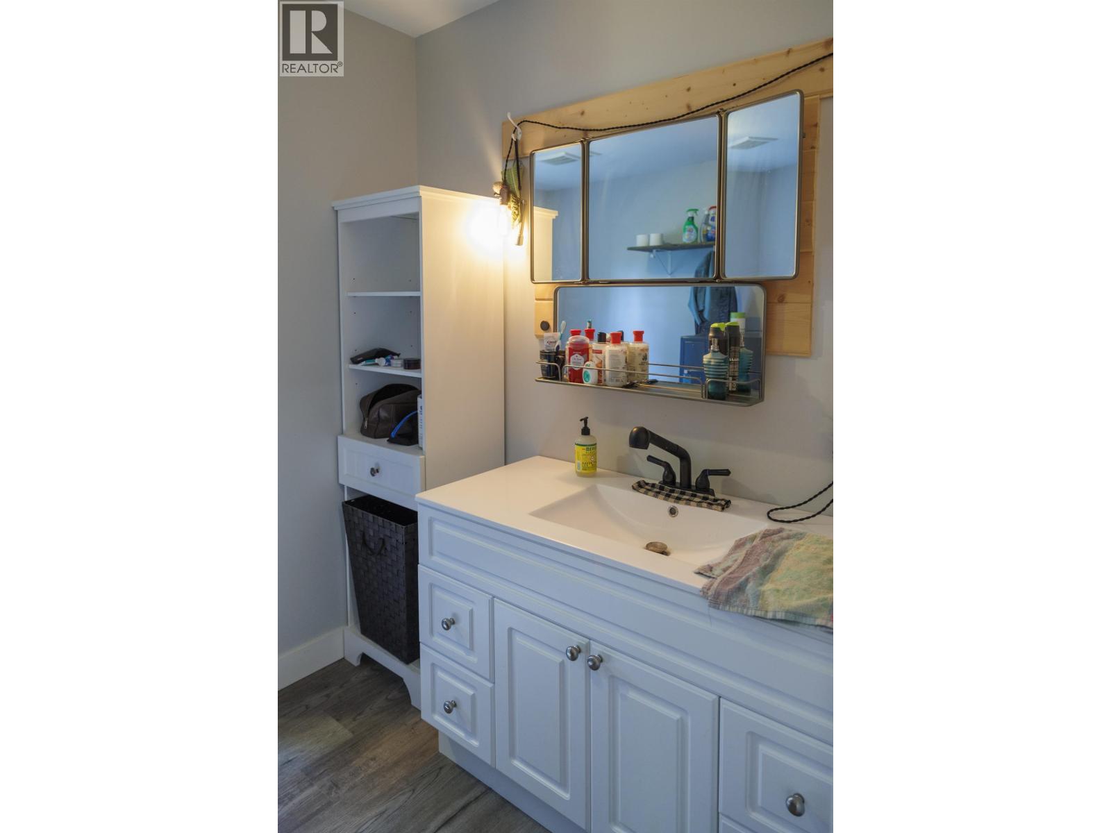 1890 Mountain View Road, Mcbride, BC - Indoor Photo Showing Bathroom