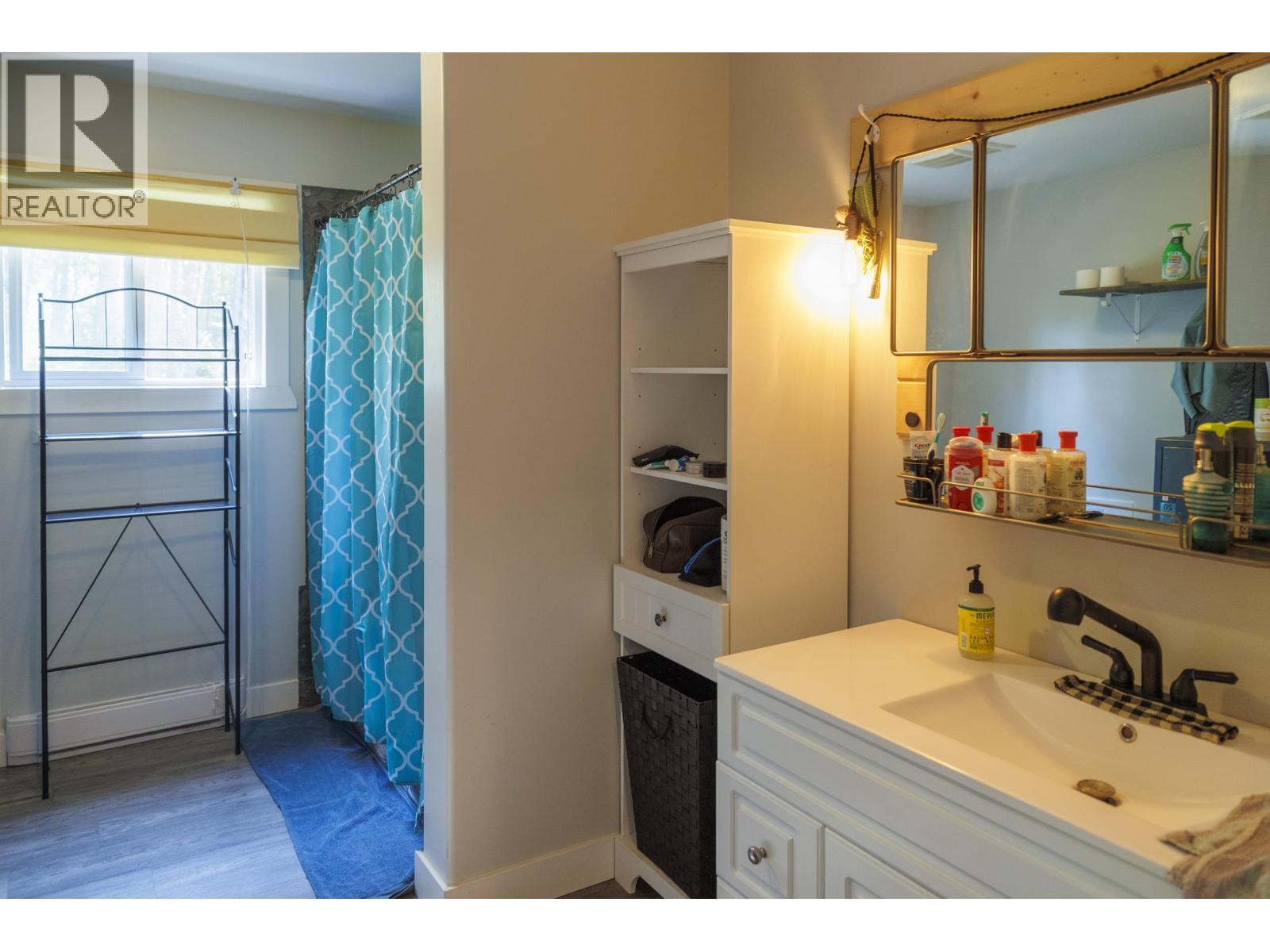 1890 Mountain View Road, Mcbride, BC - Indoor Photo Showing Bathroom