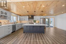 Large centre island -