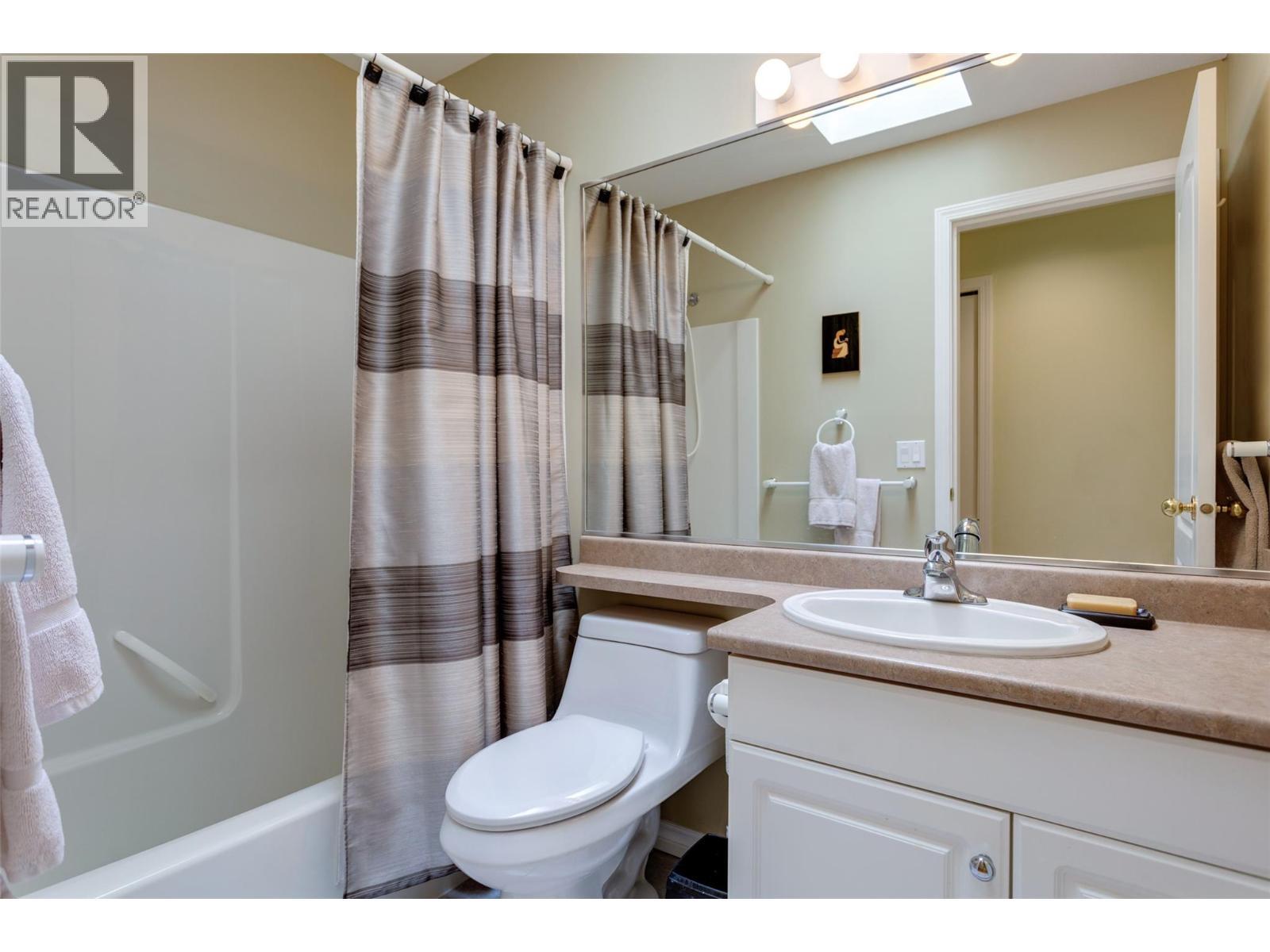 2524 Quail Lane, Kelowna, BC - Indoor Photo Showing Bathroom