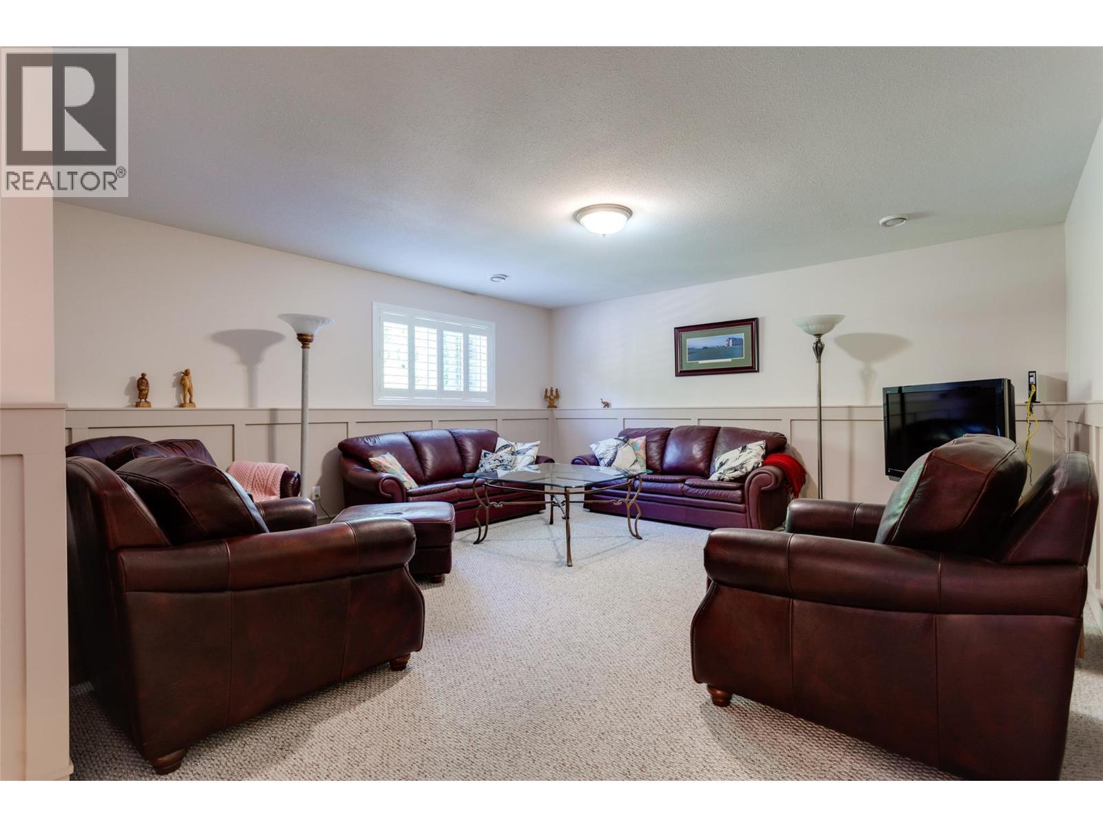 2524 Quail Lane, Kelowna, BC - Indoor Photo Showing Living Room
