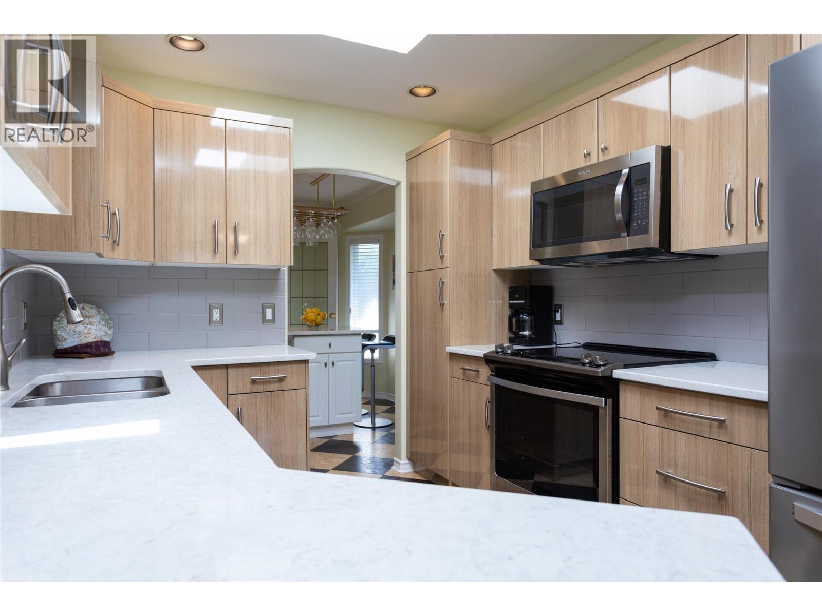 2524 Quail Lane, Kelowna, BC - Indoor Photo Showing Kitchen With Double Sink