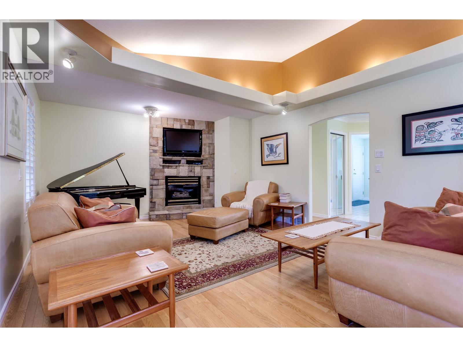 2524 Quail Lane, Kelowna, BC - Indoor Photo Showing Living Room With Fireplace
