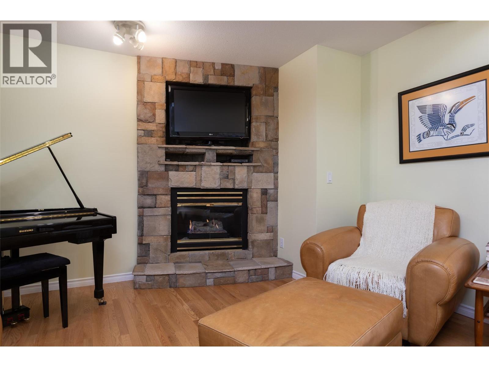 2524 Quail Lane, Kelowna, BC - Indoor Photo Showing Living Room With Fireplace