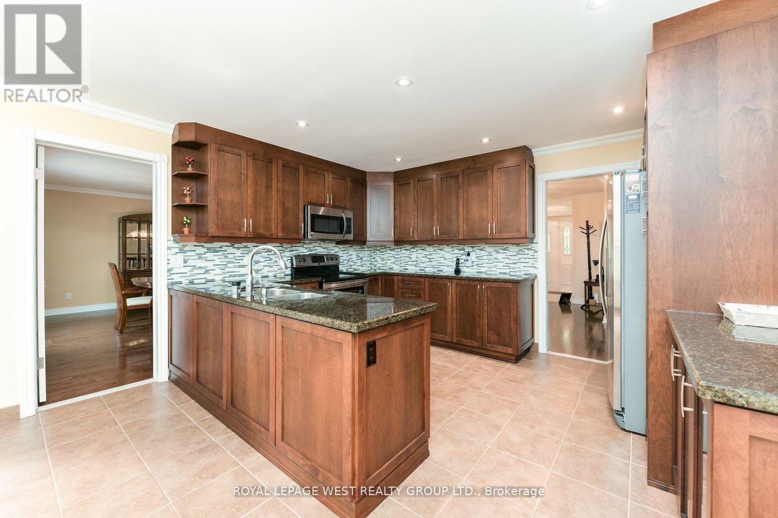 1745 Bridewell Court, Mississauga, ON - Indoor Photo Showing Kitchen