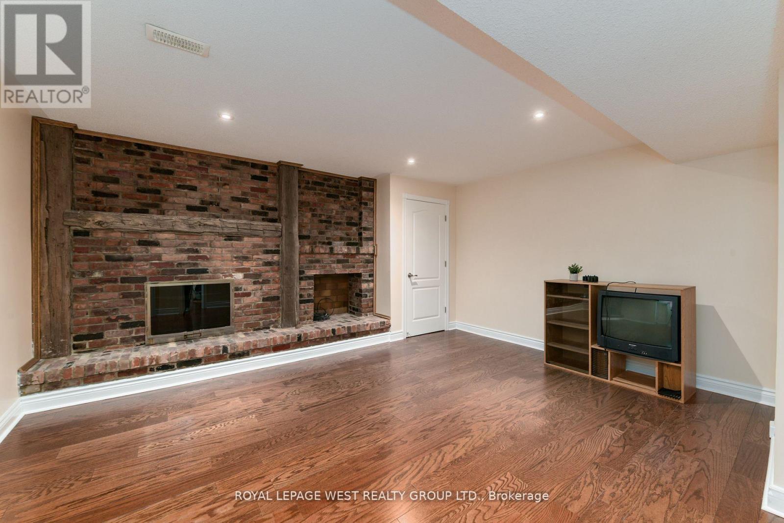 1745 Bridewell Court, Mississauga, ON - Indoor Photo Showing Living Room With Fireplace