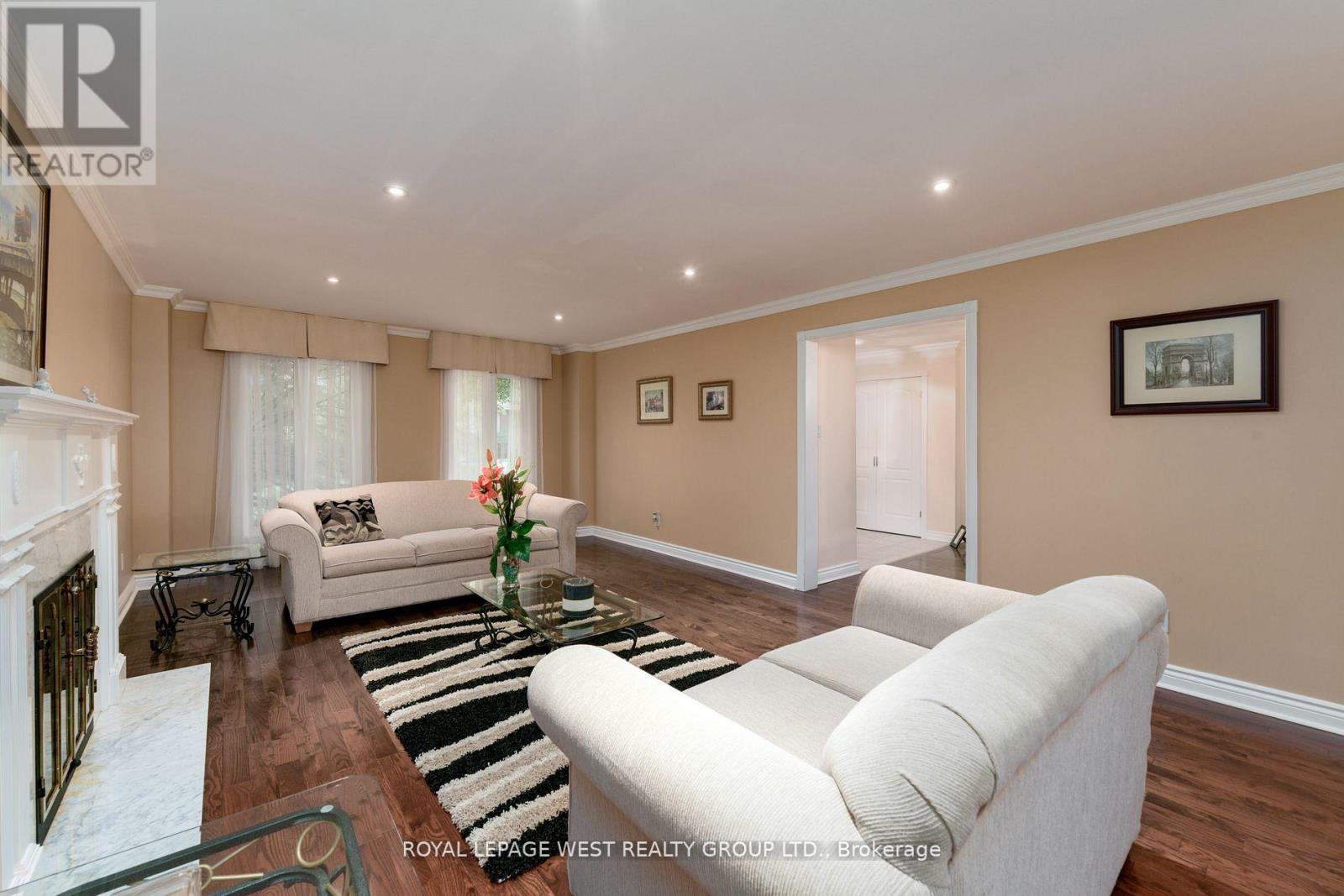 1745 Bridewell Court, Mississauga, ON - Indoor Photo Showing Living Room With Fireplace