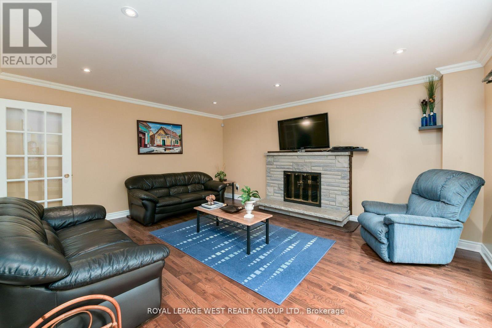 1745 Bridewell Court, Mississauga, ON - Indoor Photo Showing Living Room With Fireplace