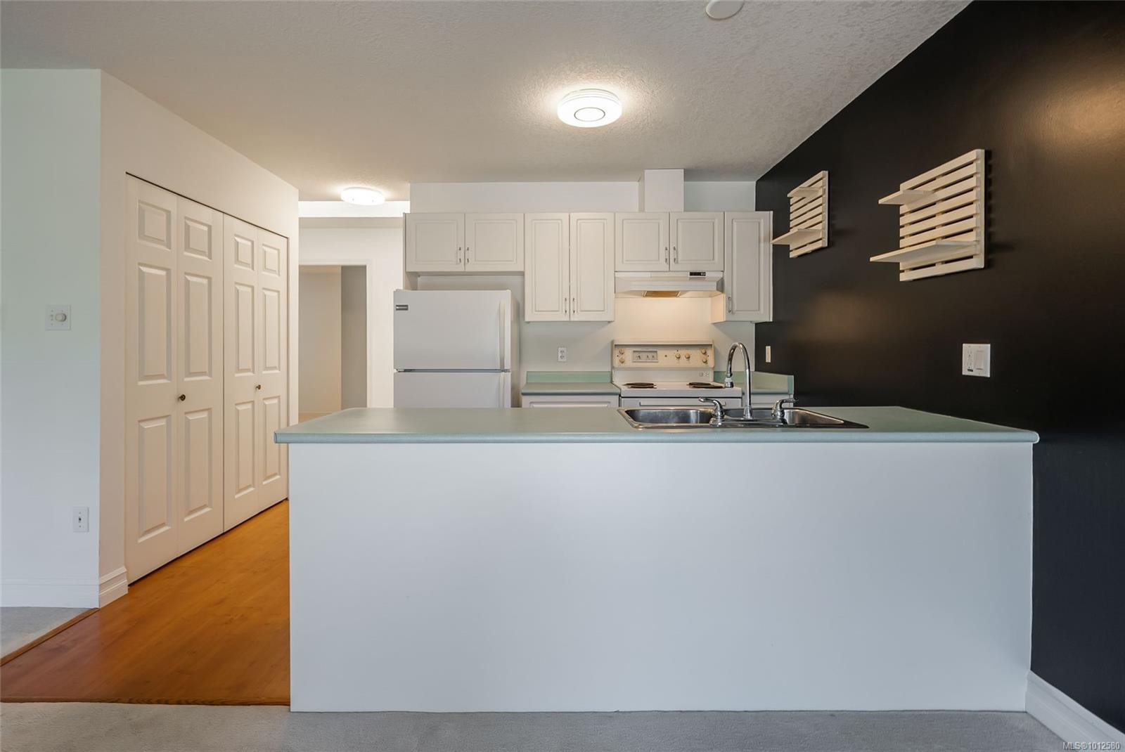 9-141 Sixth Ave, Qualicum Beach, BC - Indoor Photo Showing Kitchen With Double Sink