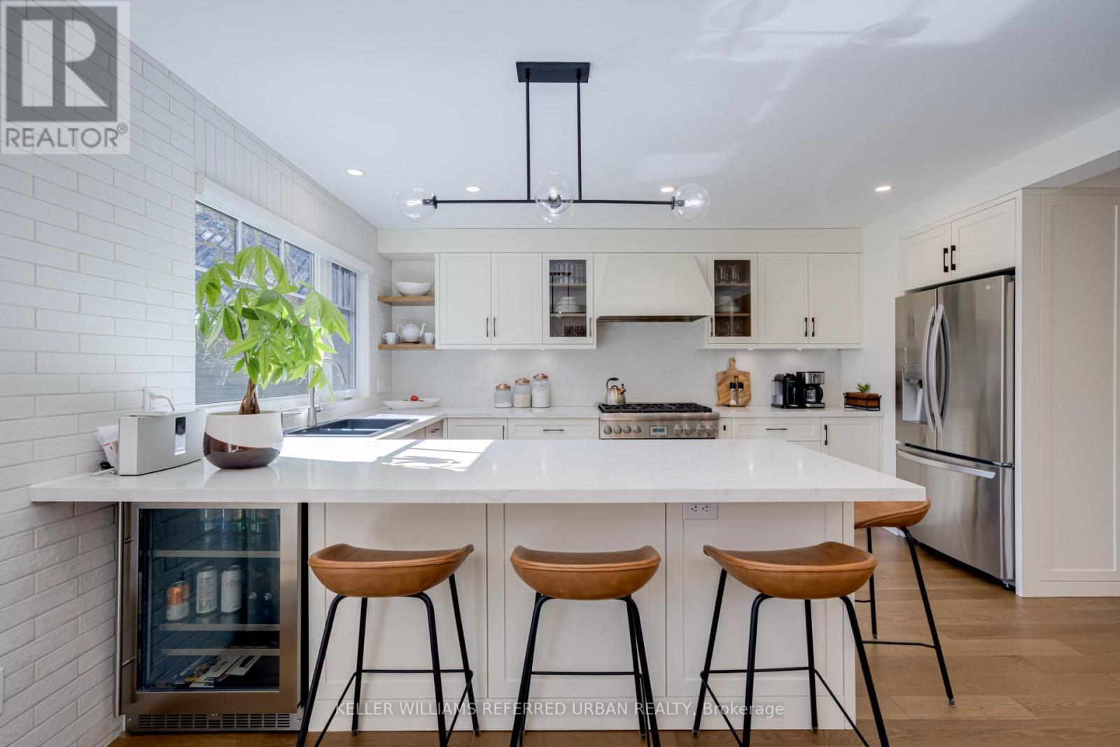 12 Wesley Avenue, Mississauga, ON - Indoor Photo Showing Kitchen With Upgraded Kitchen