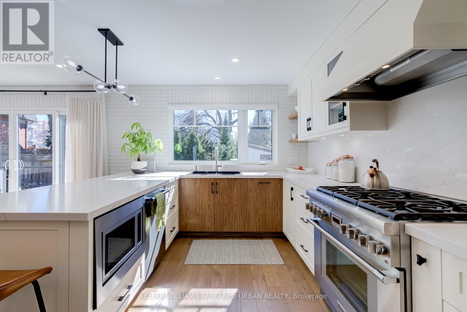 12 Wesley Avenue, Mississauga, ON - Indoor Photo Showing Kitchen With Upgraded Kitchen