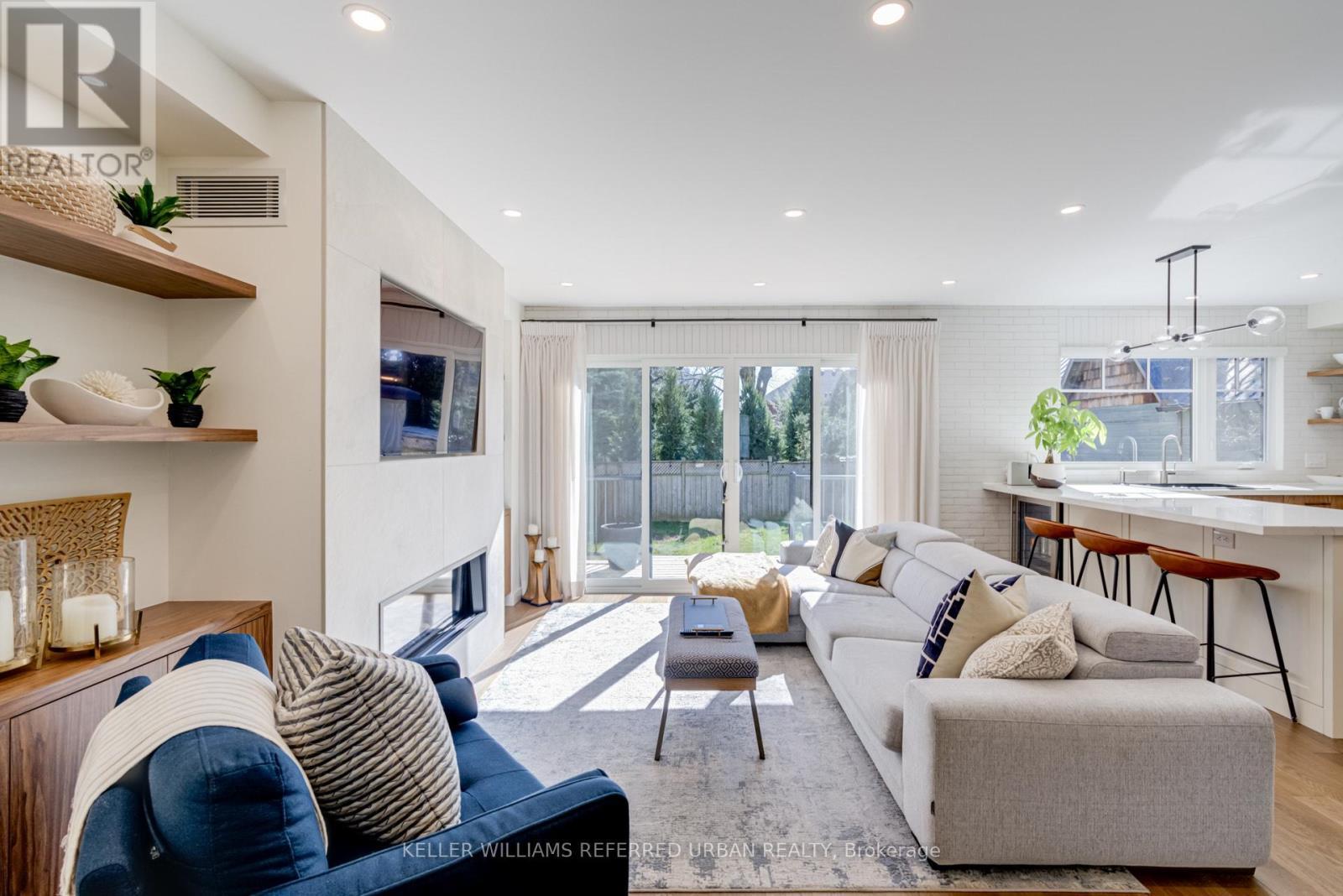 12 Wesley Avenue, Mississauga, ON - Indoor Photo Showing Living Room