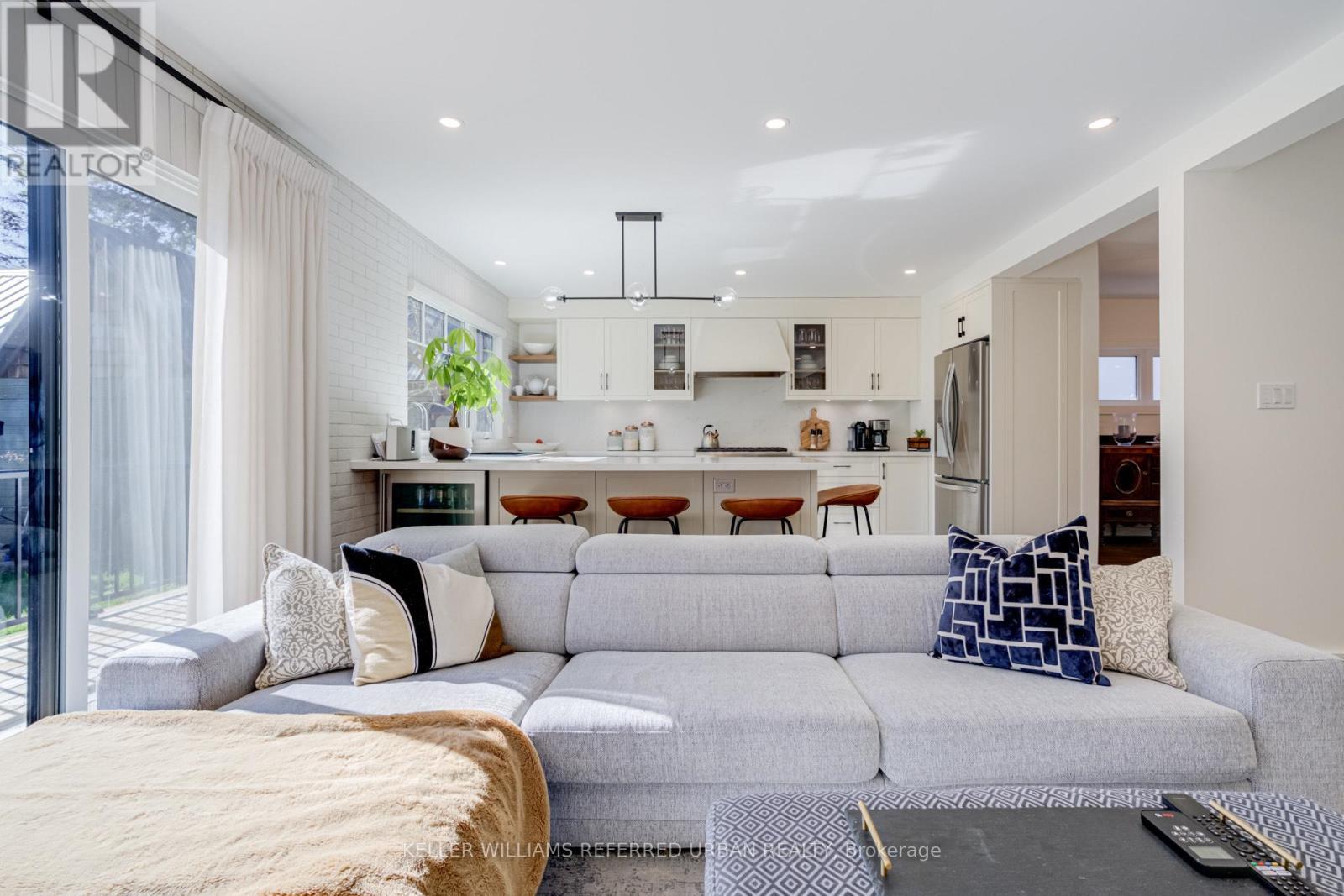 12 Wesley Avenue, Mississauga, ON - Indoor Photo Showing Living Room