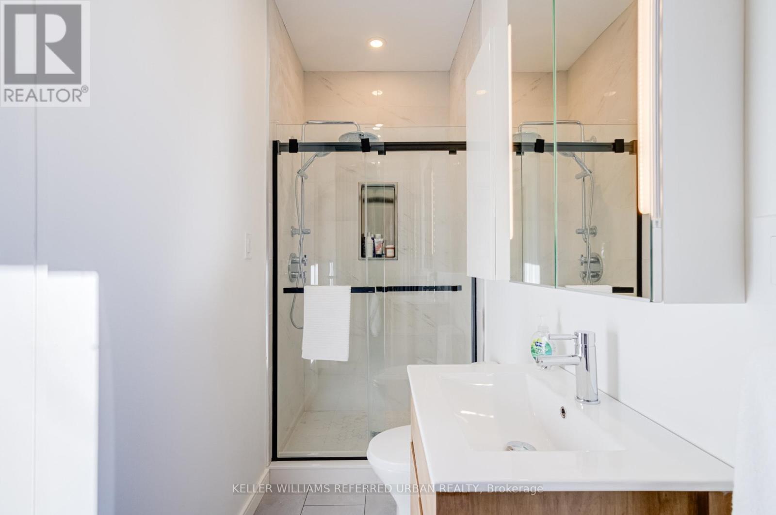 12 Wesley Avenue, Mississauga, ON - Indoor Photo Showing Bathroom