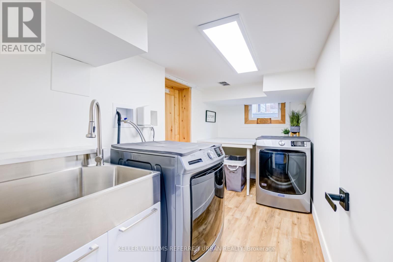 12 Wesley Avenue, Mississauga, ON - Indoor Photo Showing Laundry Room