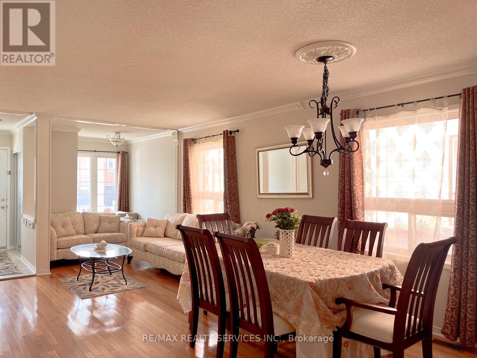 94 Four Seasons Circle, Brampton, ON - Indoor Photo Showing Dining Room