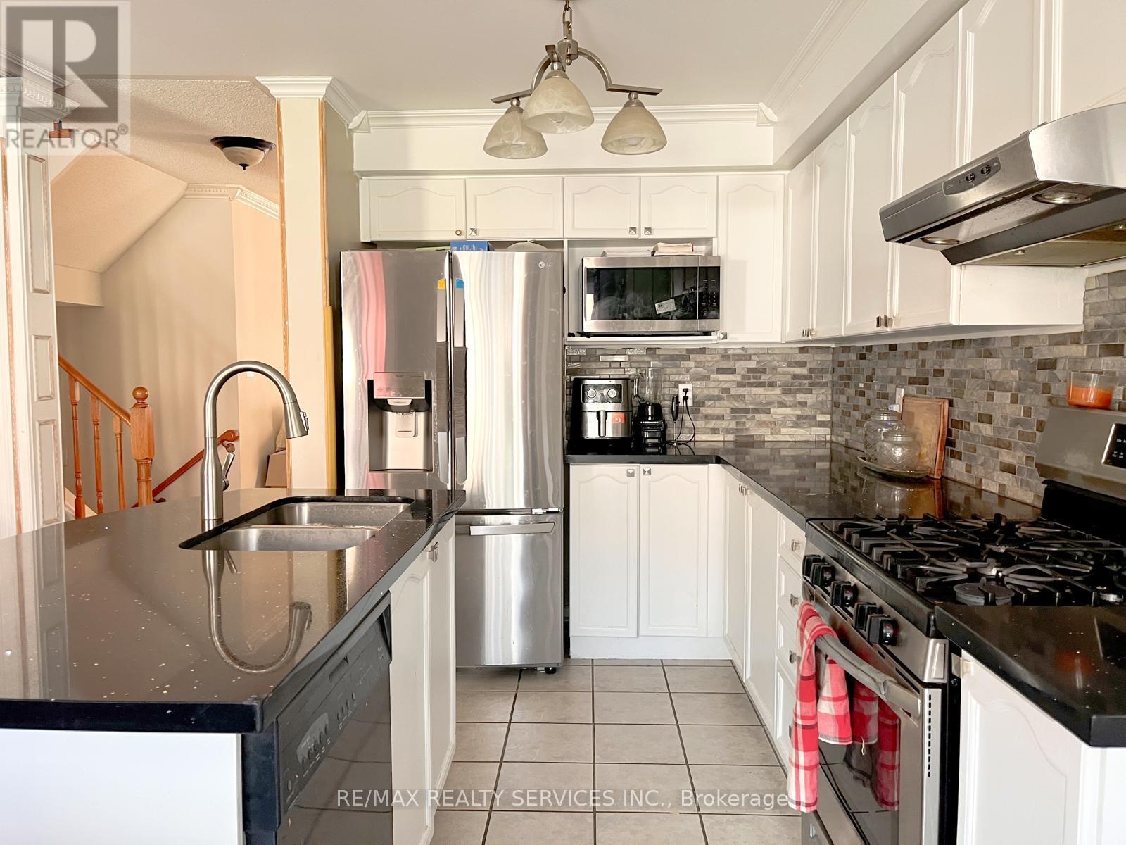 94 Four Seasons Circle, Brampton, ON - Indoor Photo Showing Kitchen With Double Sink With Upgraded Kitchen