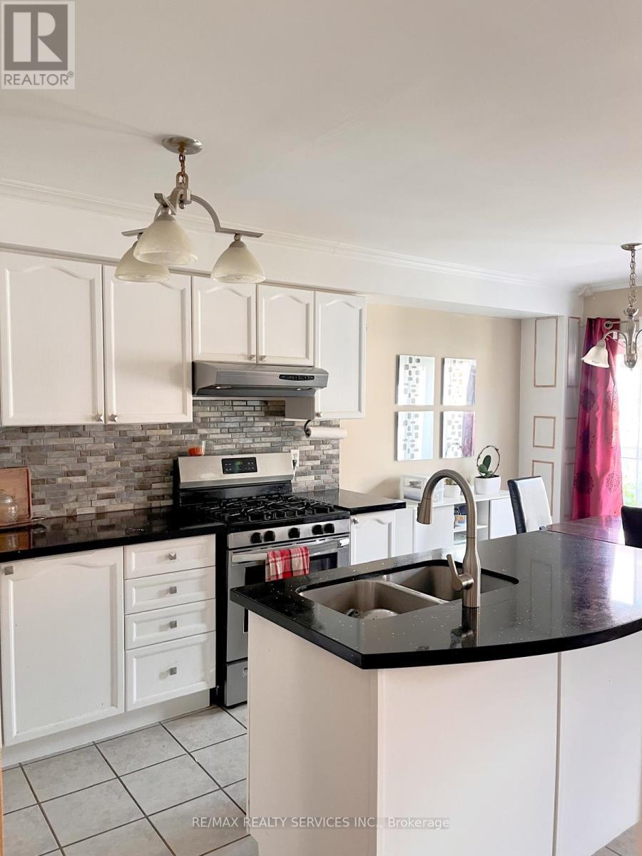 94 Four Seasons Circle, Brampton, ON - Indoor Photo Showing Kitchen With Double Sink With Upgraded Kitchen