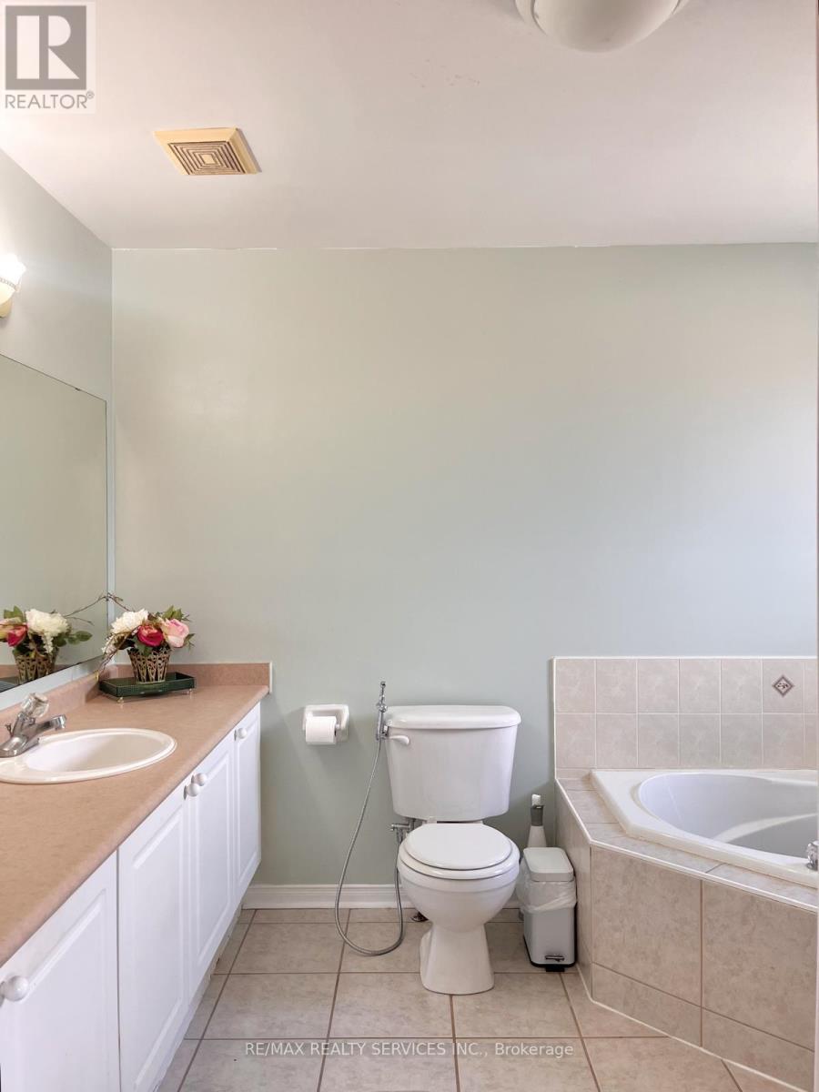 94 Four Seasons Circle, Brampton, ON - Indoor Photo Showing Bathroom