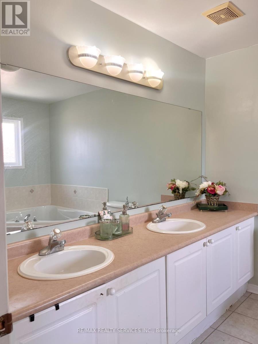 94 Four Seasons Circle, Brampton, ON - Indoor Photo Showing Bathroom