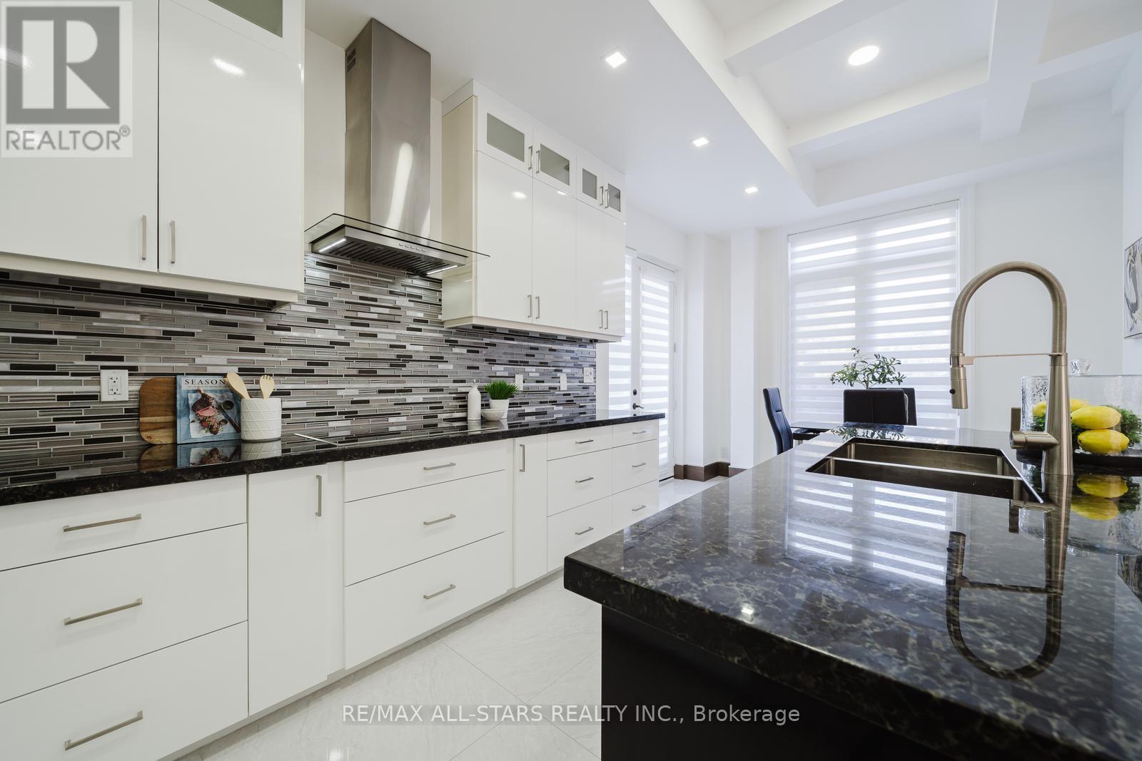 26 Lancer Drive, Vaughan, ON - Indoor Photo Showing Kitchen With Double Sink With Upgraded Kitchen
