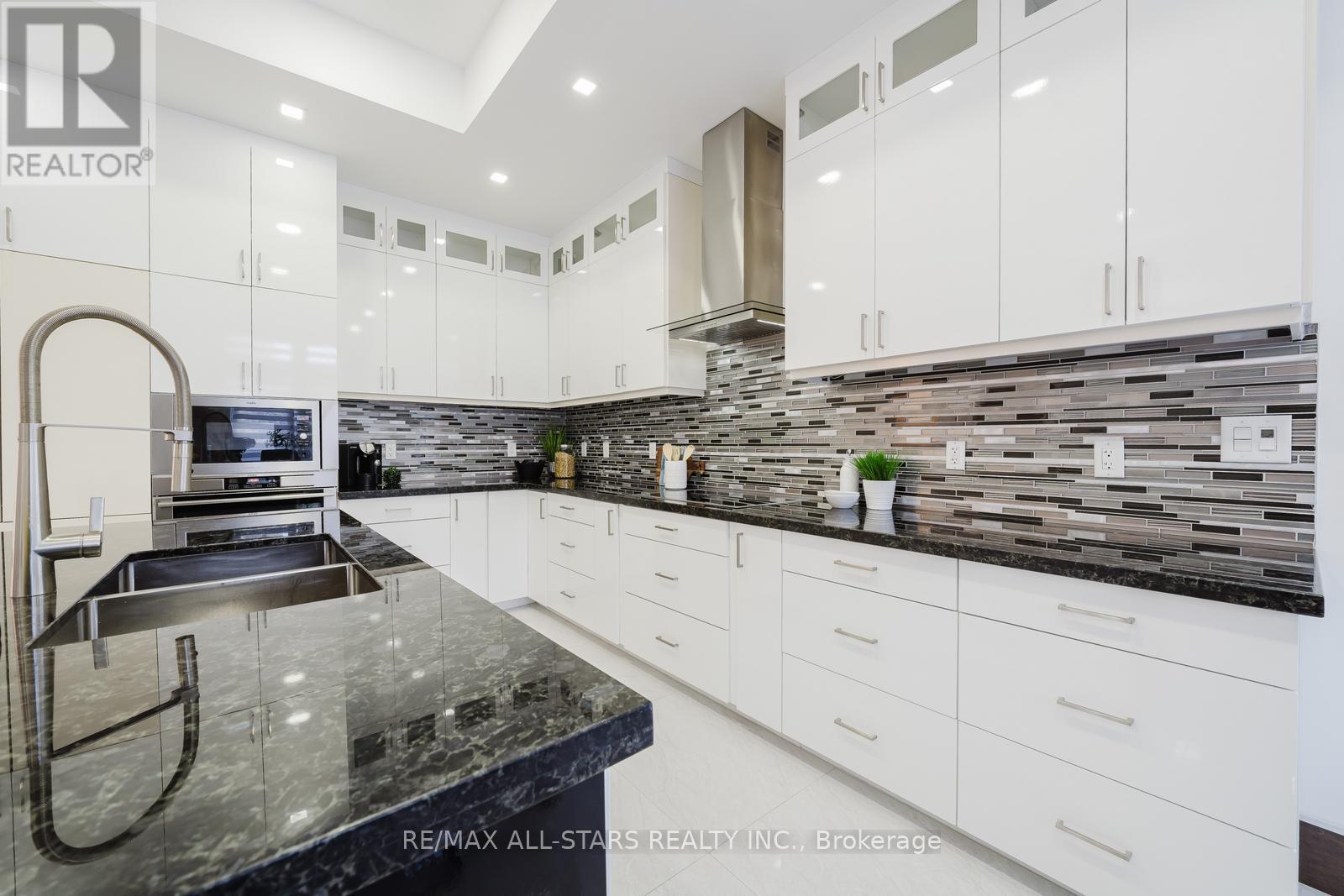26 Lancer Drive, Vaughan, ON - Indoor Photo Showing Kitchen With Double Sink With Upgraded Kitchen