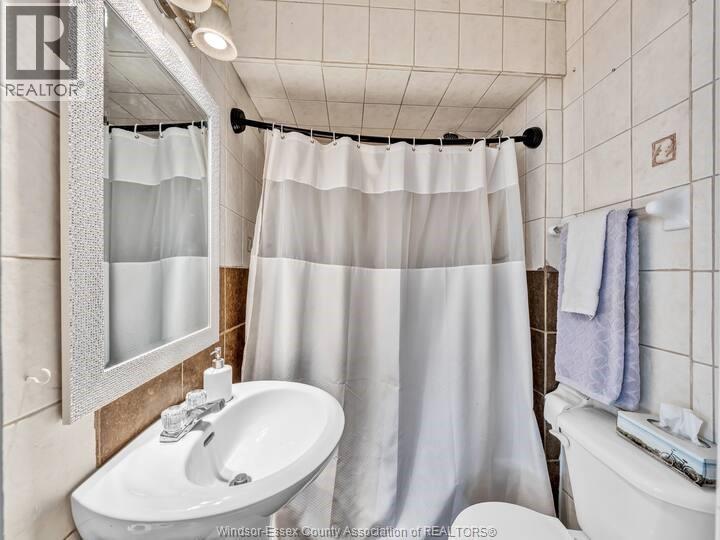 1757 Pierre, Windsor, ON - Indoor Photo Showing Bathroom