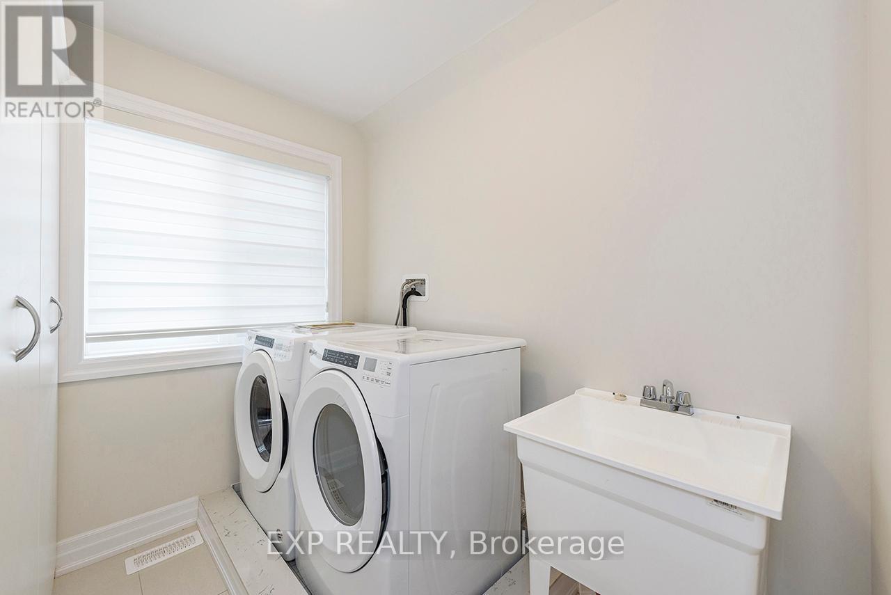 35 Windsor Circle, Niagara-On-The-Lake, ON - Indoor Photo Showing Laundry Room