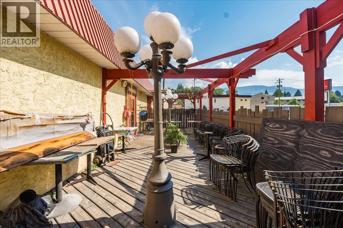 932/938 Columbia Avenue, Castlegar, BC