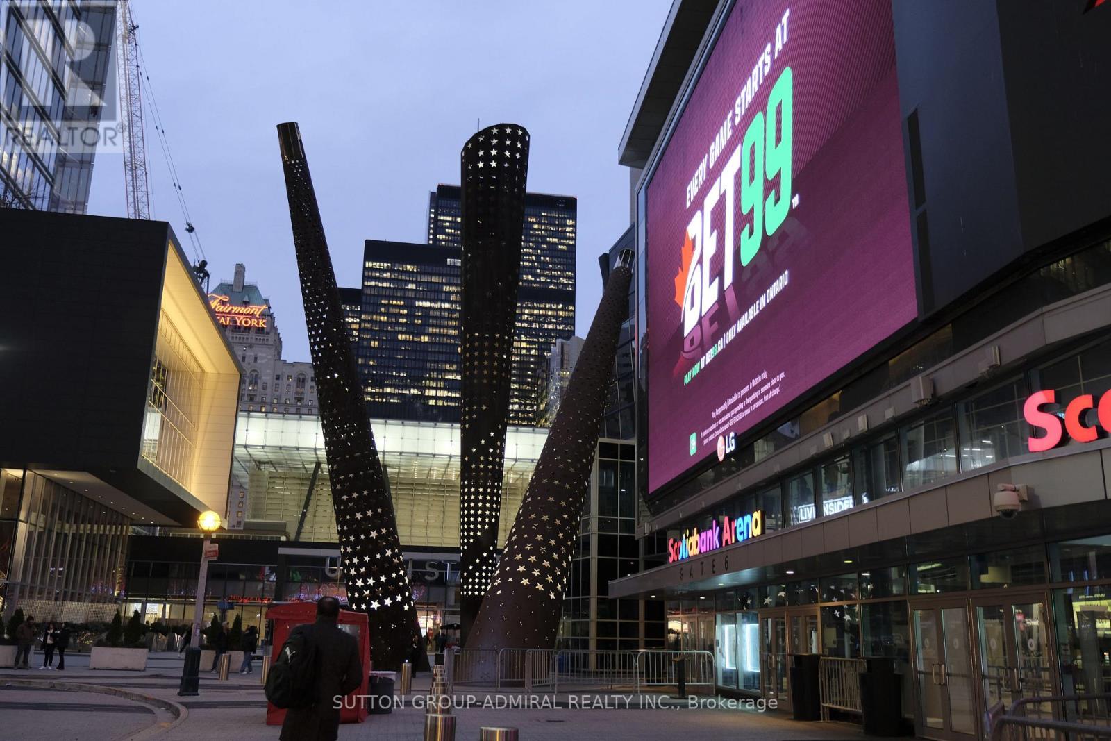 4908 - 12 York Street, Toronto, ON - Outdoor