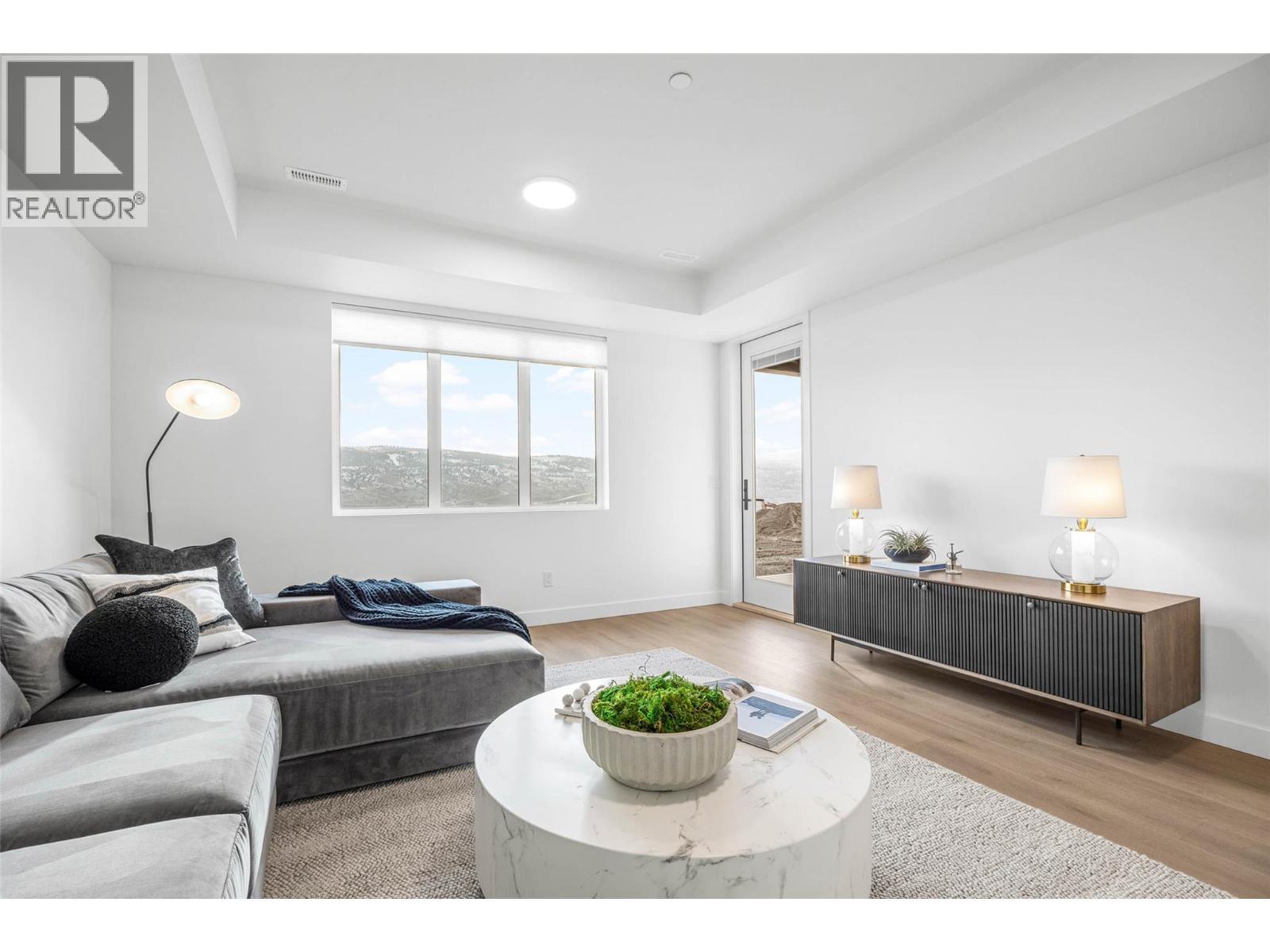 5026 Sun Rivers Drive, Kamloops, BC - Indoor Photo Showing Living Room