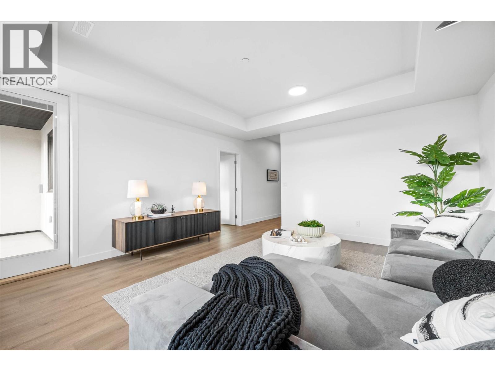 5026 Sun Rivers Drive, Kamloops, BC - Indoor Photo Showing Living Room