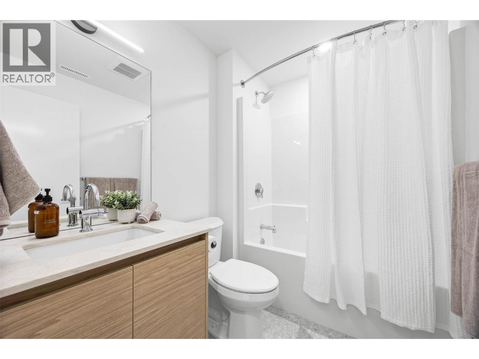 5026 Sun Rivers Drive, Kamloops, BC - Indoor Photo Showing Bathroom