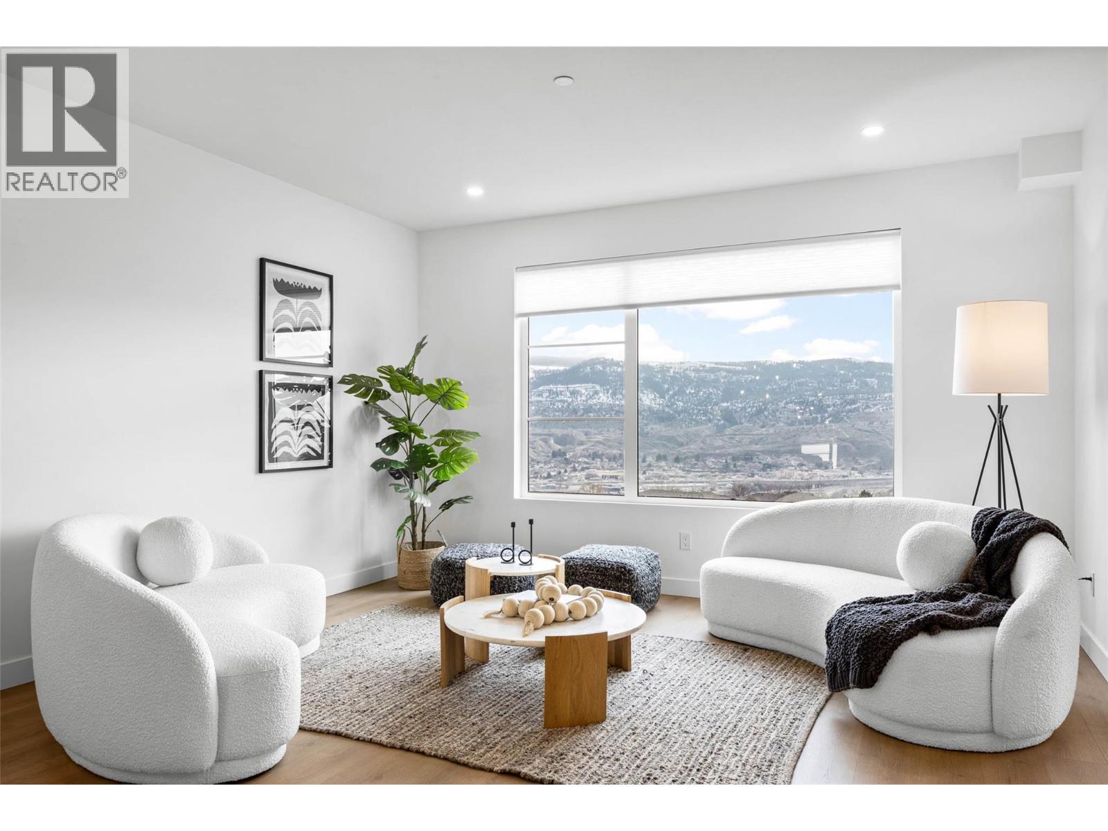 5026 Sun Rivers Drive, Kamloops, BC - Indoor Photo Showing Living Room