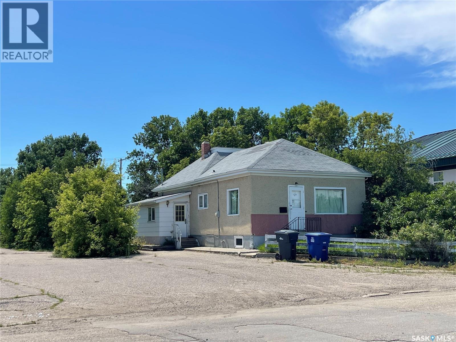 112 & 120 Sims Avenue, Weyburn, SK