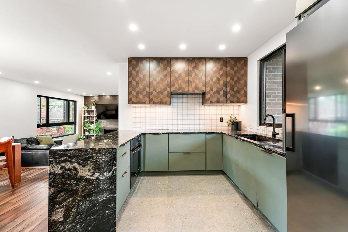 Cuisine - 845 Rue Abbott, Montréal (Saint-Laurent), QC - Indoor Photo Showing Kitchen With Upgraded Kitchen