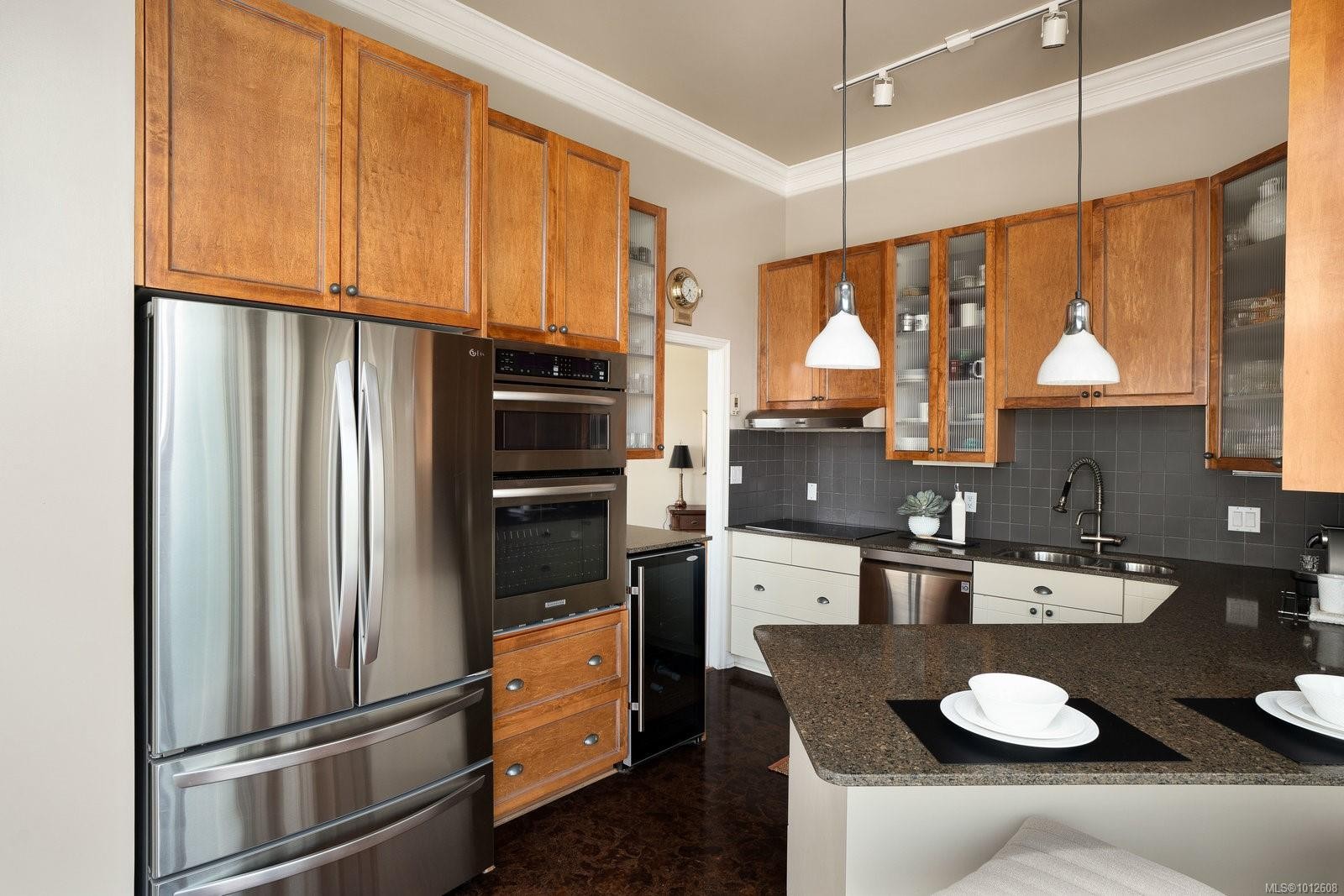 518-10 Paul Kane Pl, Victoria, BC - Indoor Photo Showing Kitchen