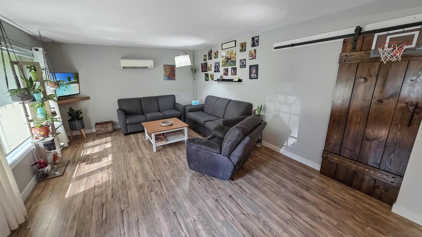 912 Ninth Street N, Kenora, ON - Indoor Photo Showing Living Room