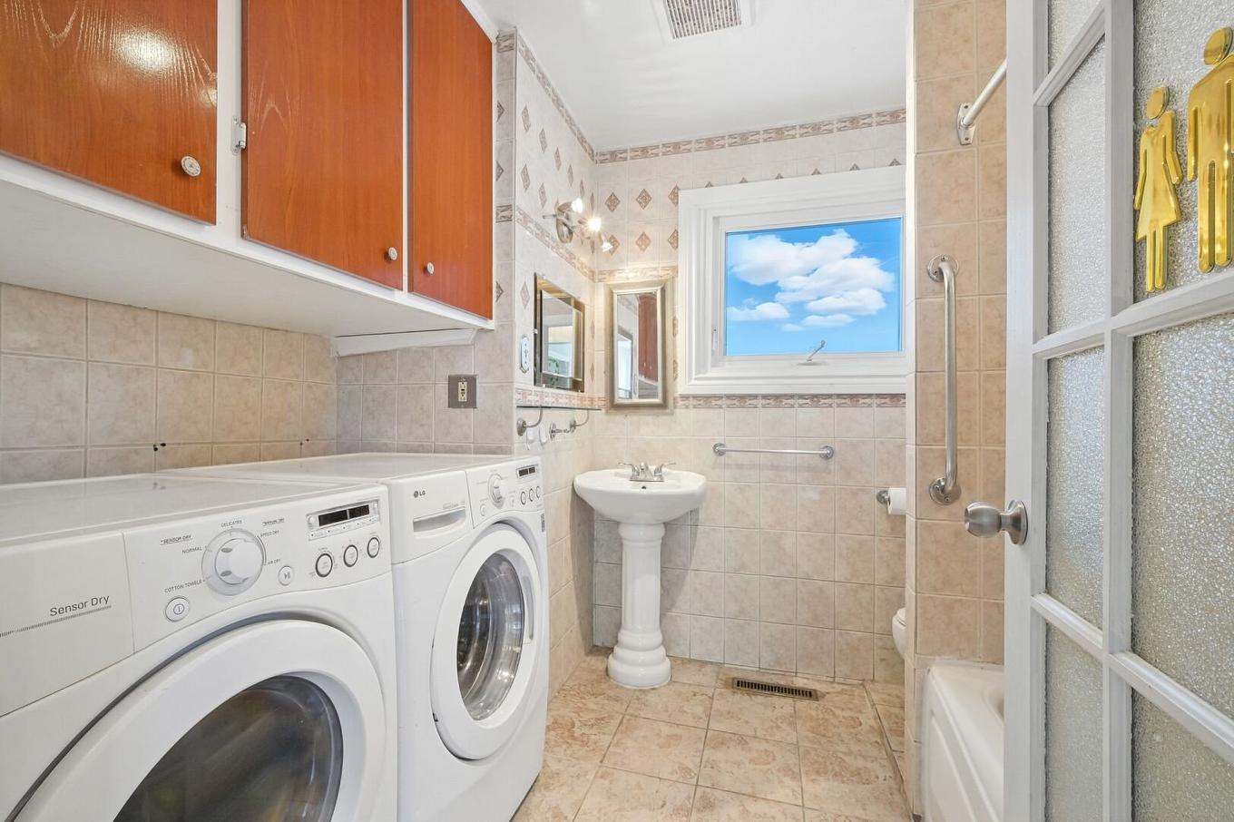 Bathroom - 580 Boul. Nobert, Longueuil (Le Vieux-Longueuil), QC - Indoor Photo Showing Laundry Room