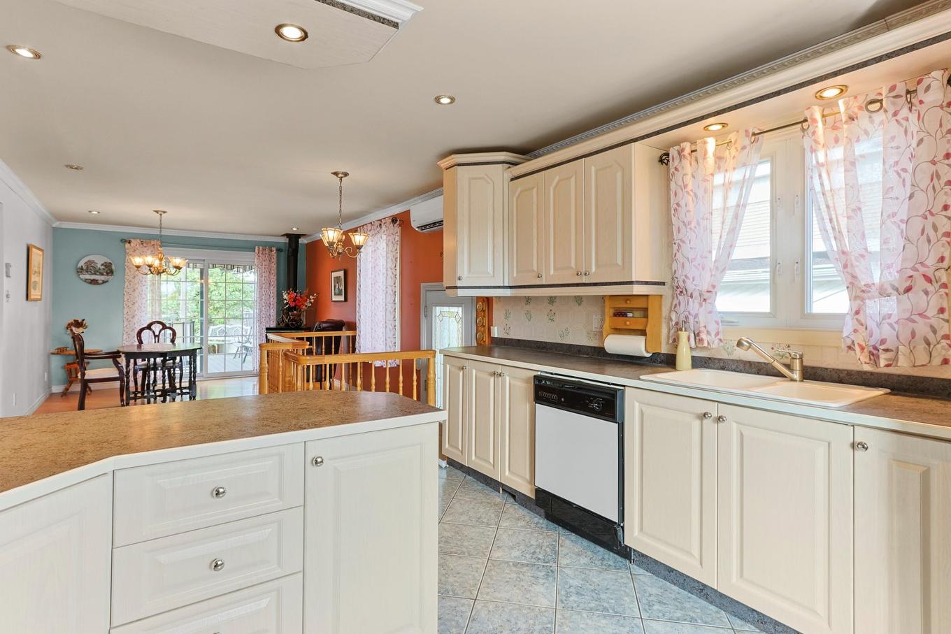 Cuisine - 217 Rue Maden, Salaberry-De-Valleyfield, QC - Indoor Photo Showing Kitchen