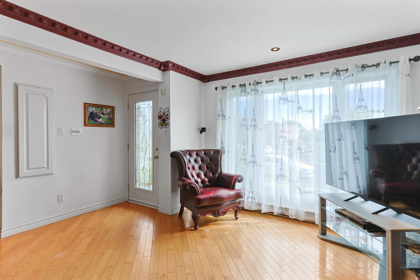 Salon - 217 Rue Maden, Salaberry-De-Valleyfield, QC - Indoor