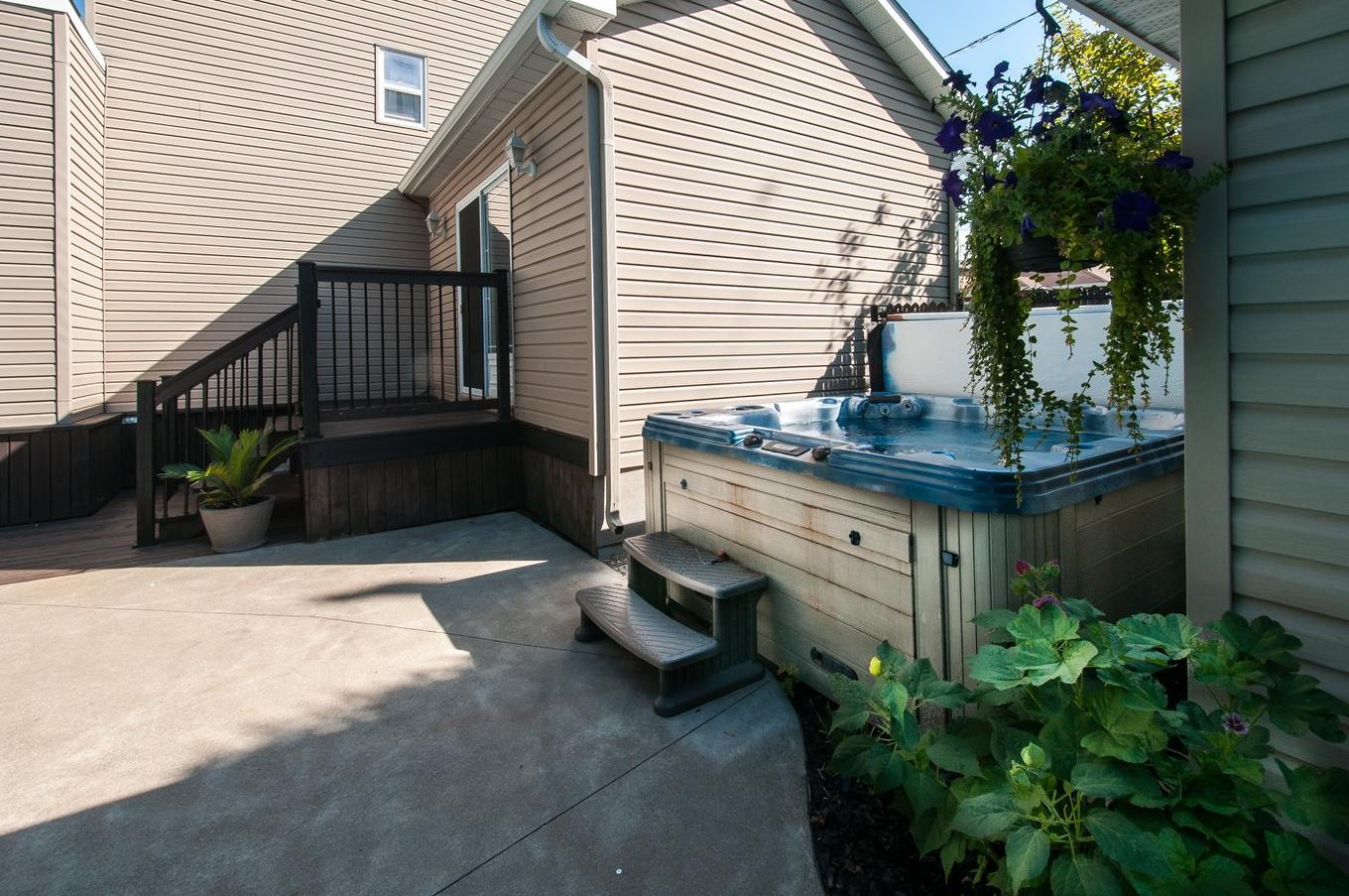 Hot tub - 128 Rue Mackenzie-King, Saint-Jean-Sur-Richelieu, QC - Outdoor With Exterior