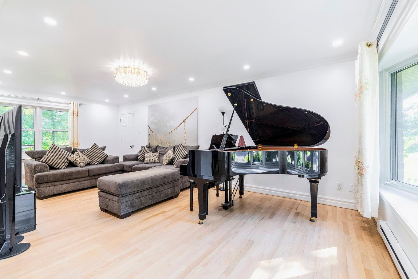 Salon - 533 Boul. Beaconsfield, Beaconsfield, QC - Indoor Photo Showing Other Room